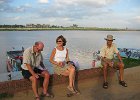 IMG 0548B  Vinny, Fritz og John ved promenaden til Tonle Sap floden